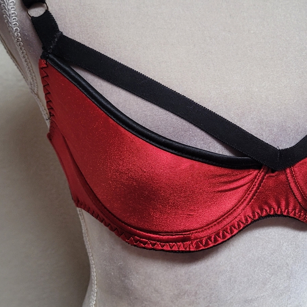 Frederick's Of Hollywood Vintage Red Satin Black Strappy Lightly Padded Demi Bra - Picture 8 of 12